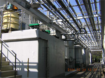 各工場からの分別排水を共同処理場に送る空中配管